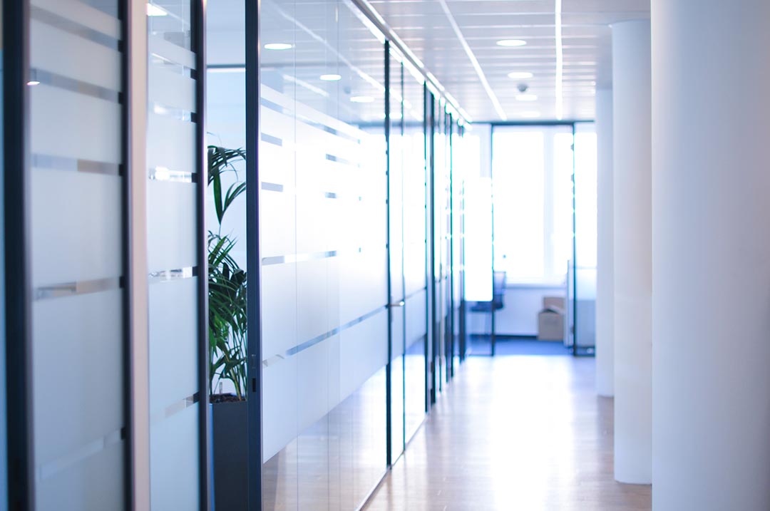 Moderner Empfangsbereich der Kanzlei mit einladender Atmosphäre