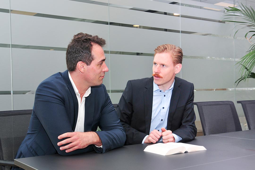 Anwälte der Kanzlei im internen Austausch zu aktuellen Mandantenfällen