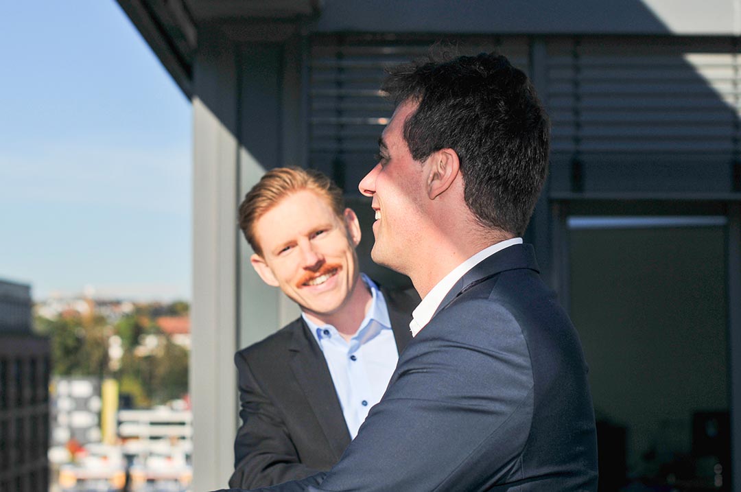 Anwälte der Kanzlei in lockerem Gespräch in entspannter Atmosphäre